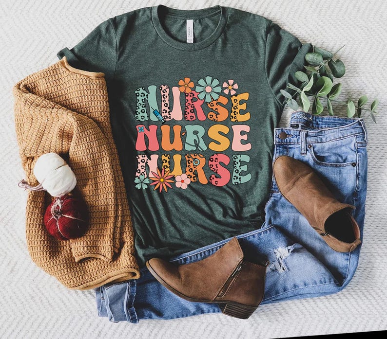 Retro Nurse Shirt, Wild Flowers Nurse T Shirt, RN Nurse Shirt Registered Nurse Shirt, Nurse Student Tee, New Nurse Gift, Nurse Appreciation bild 2