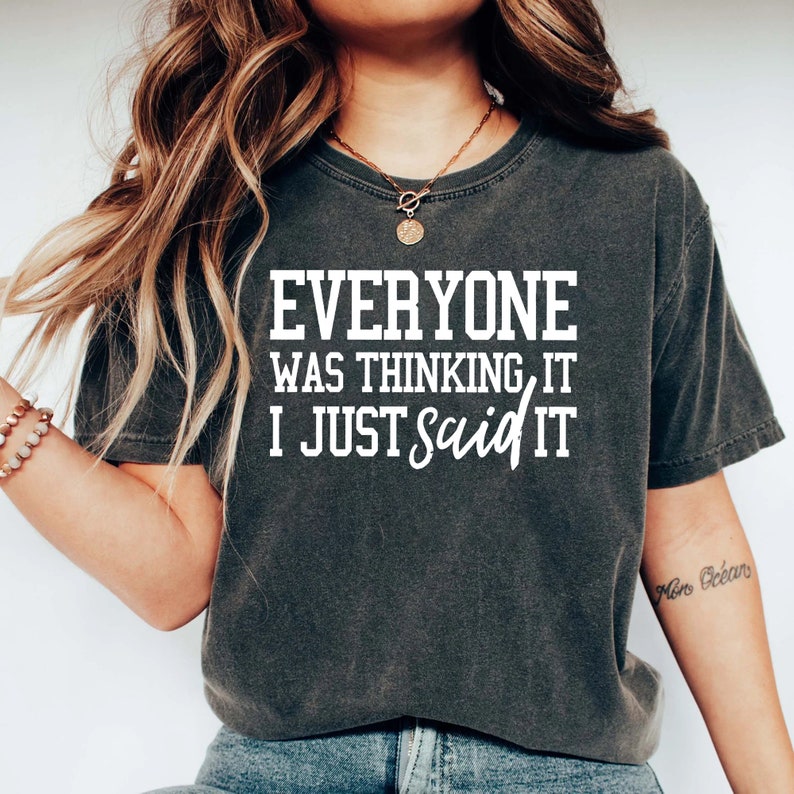 Pu&ograve; includere: Una maglietta grigia scura con il testo "Everyone was thinking it, I just said it" stampato in bianco.