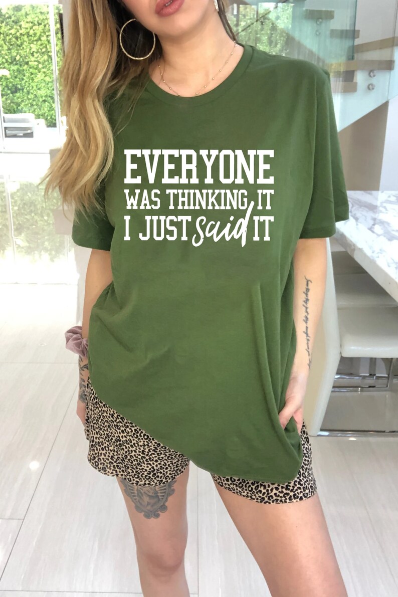 Pu&ograve; includere: Una maglietta verde con il testo "Everyone was thinking it I just said it" in lettere bianche.