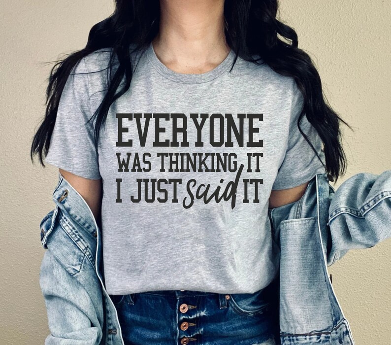 Pu&ograve; includere: Una maglietta grigia con il testo "Everyone was thinking it, I just said it" stampato in nero.