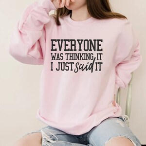 Pu&ograve; includere: Una felpa rosa con il testo "Everyone was thinking it I just said it" in nero.