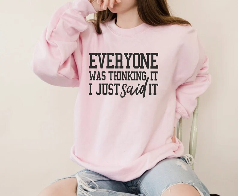 Pu&ograve; includere: Una felpa rosa con il testo "Everyone was thinking it I just said it" in nero.