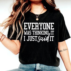 Pu&ograve; includere: Maglietta nera corta con testo bianco che recita "Everyone was thinking it I just said it".