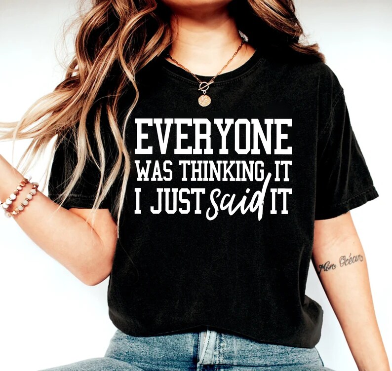 Pu&ograve; includere: Maglietta nera corta con testo bianco che recita "Everyone was thinking it I just said it".