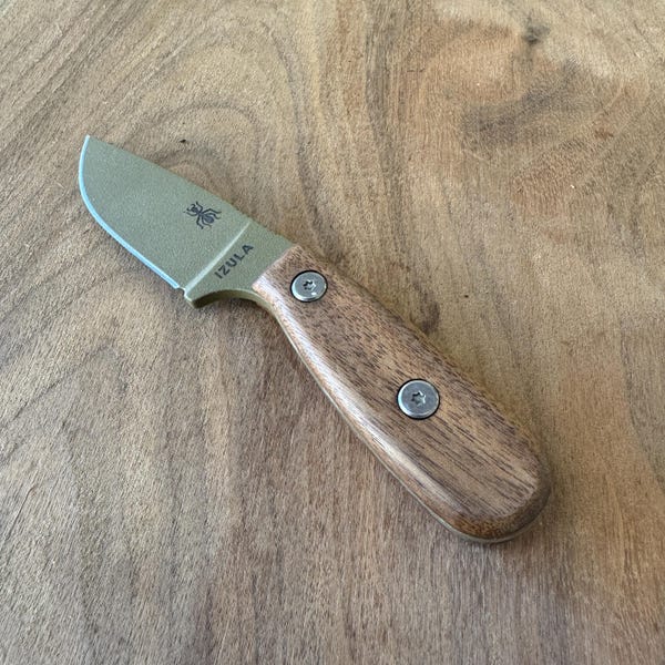 Cachas de nogal para cuchillo ESEE Izula: Mango de espiga completa con herrajes