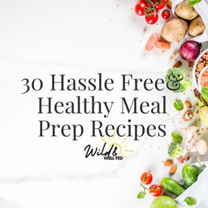 Pode incluir: Um fundo branco com uma variedade de produtos frescos, incluindo tomates, pepinos, brócolis, bananas, lentilhas, grão de bico, amêndoas e batatas. O texto "30 Hassle Free & Healthy Meal Prep Recipes" está no centro da imagem, com o logotipo "Wilds Well Fed" abaixo.