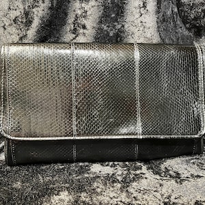 Clutch vintage, negro, de piel de serpiente sintética. 10,5x6,5 pulgadas. Incluye espejo de aumento adjunto. ¡Único!