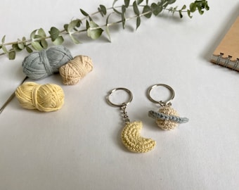 MOTIF : Lune et Saturne porte-clés | Lune et Saturne au crochet | Porte-clés Bestie fait main | Lune Amigurumi et Saturne | Porte-clés cadeaux au crochet