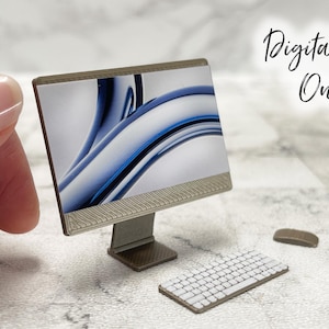 以下が含まれることがあります： 青と白の抽象的なデザインを表示するモニター、キーボード、マウスを備えたミニチュアコンピューターセット。モニターはシルバーフレームと茶色のスタンドです。「Digital File Only」の文字が筆記体で書かれています。