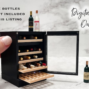 Peut inclure: Miniature cave à vin noire avec une porte ouverte, présentant des étagères en bois et plusieurs petites bouteilles de vin. Le texte "WINE BOTTLES ARE NOT INCLUDED IN THIS LISTING" est visible. Les mots "Digital File Only" sont également présents.