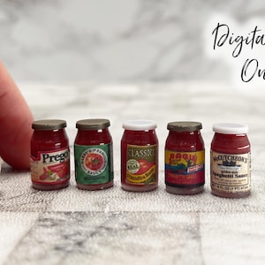 Peut inclure: Plusieurs petits pots de sauce pour spaghettis, avec des marques comme Prego et Ragú. Les pots ont des étiquettes de couleurs et de motifs variés, avec des couvercles marron ou blancs. Le texte "Digital File Only" est écrit en cursive.