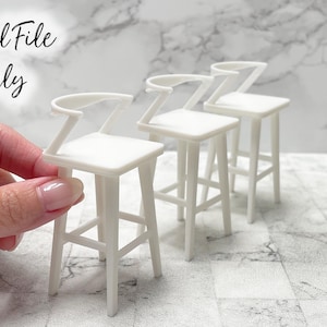 Könnte beinhalten: Drei Miniatur-Barhocker in Weiß mit modernem Design. Jeder Hocker hat eine quadratische Sitzfläche, eine Rückenlehne und ein vierbeiniges Gestell. Der Text "Digital File Only" befindet sich in der oberen linken Ecke.