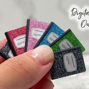 Puede incluir: Una colección de cuadernos de composición en miniatura en varios colores, como rojo, rosa, azul y verde. Cada cuaderno tiene un lomo negro y una etiqueta blanca. La imagen incluye el texto "Digital File Only".
