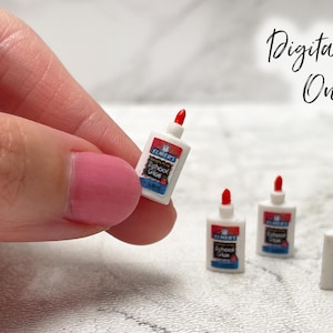 Puede incluir: Miniaturas de botellas de pegamento escolar Elmer's blancas con tapas rojas. Una botella es sostenida por una mano con esmalte de uñas rosa. Las botellas tienen etiquetas azules y rojas. El texto "Digital File Only" está en el fondo.