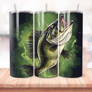 Pu&ograve; includere: Tre bicchieri in acciaio inossidabile con un design verde e nero che presenta un pesce persico trota. Il pesce &egrave; raffigurato in uno stile realistico con squame e pinne dettagliate. Lo sfondo &egrave; un design verde e nero simile all'acquerello.