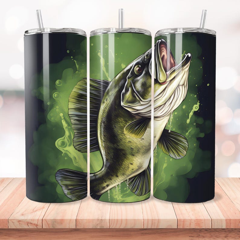 Pu&ograve; includere: Tre bicchieri in acciaio inossidabile con un design verde e nero che presenta un pesce persico trota. Il pesce &egrave; raffigurato in uno stile realistico con squame e pinne dettagliate. Lo sfondo &egrave; un design verde e nero simile all'acquerello.