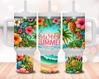 Op de afbeelding: Drie witte bekers met handvatten en kleurrijke tropische ontwerpen. Eén heeft een bloemenpatroon, een andere de tekst "Sweet Summer", en de derde toont een ananas en bloemen. Elk heeft een wit deksel en een rietje.