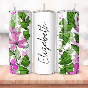 Puede incluir: Tres vasos de acero inoxidable con fondo blanco y dise&ntilde;o floral tropical. El vaso del centro tiene el nombre "Elizabeth" escrito en cursiva negra.