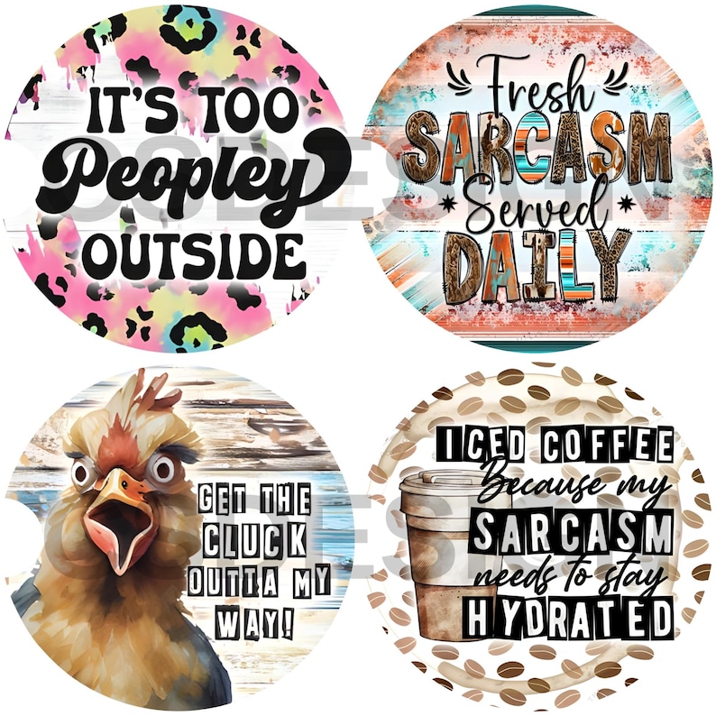 K&ouml;nnte beinhalten: Vier runde Untersetzer mit verschiedenen Designs. Der erste Untersetzer hat einen rosa, blauen und wei&szlig;en Hintergrund mit dem Text "It's Too Peopley Outside". Der zweite Untersetzer hat einen roten, orangen und blauen Hintergrund mit dem Text "Fresh Sarcasm Served Daily". Der dritte Untersetzer hat einen braunen und blauen Hintergrund mit einem Cartoon-Huhn und dem Text "Get the Cluck Outta My Way!". Der vierte Untersetzer hat einen wei&szlig;en Hintergrund mit braunen Kaffeebohnen und dem Text "Iced Coffee Because My Sarcasm Needs To Stay Hydrated".