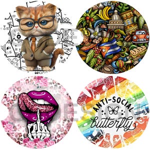 K&ouml;nnte beinhalten: Set aus vier runden Untersetzern mit verschiedenen Designs. Ein Untersetzer zeigt eine Comic-Katze mit Brille und Krawatte. Ein anderer Untersetzer hat ein farbenfrohes Design mit einer kubanischen Flagge. Der dritte Untersetzer hat einen rosa-wei&szlig;en Leopardenmuster-Hintergrund mit einem rosa Mund und einer herausgestreckten Zunge. Der vierte Untersetzer hat einen Regenbogen-Hintergrund mit dem Text "Anti-Social Butterfly" in Wei&szlig;.