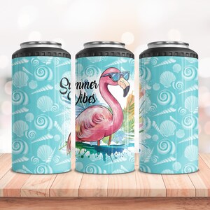 Pu&ograve; includere: Set di tre isolanti per bevande con sfondo turchese e motivo a conchiglie. Uno presenta un fenicottero rosa con occhiali da sole e la scritta "Summer Vibes". Mantengono le bevande fresche.