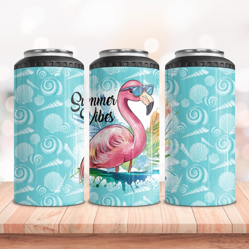 Pu&ograve; includere: Set di tre isolanti per bevande con sfondo turchese e motivo a conchiglie. Uno presenta un fenicottero rosa con occhiali da sole e la scritta "Summer Vibes". Mantengono le bevande fresche.