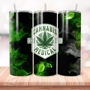Pu&ograve; includere: Tre bicchieri in acciaio inox nero e verde con un logo bianco che dice "Cannabis Medical Est. 1886". Il logo presenta una foglia di marijuana verde. I bicchieri hanno un design a fumo verde e bianco.