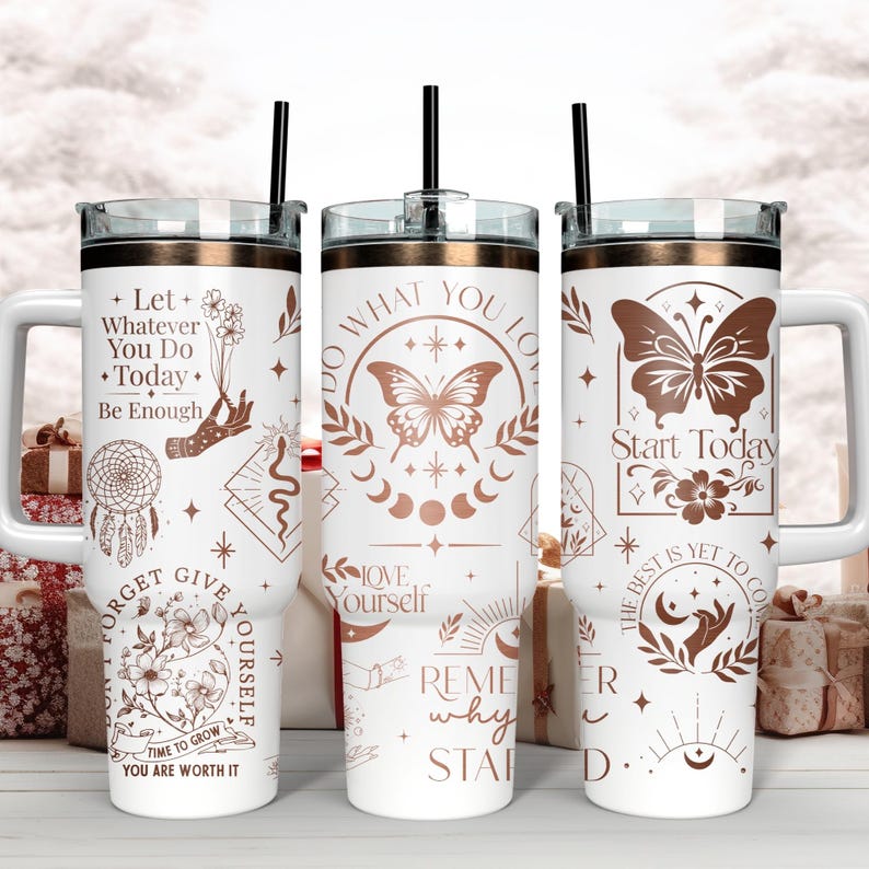 Puede incluir: Tres vasos de acero inoxidable blanco con detalles en oro rosa y frases inspiradoras. Los vasos presentan dise&ntilde;os de mariposas, lunas y estrellas. Las frases incluyen "Haz lo que amas", "Comienza hoy" y "Deja que todo lo que hagas hoy sea suficiente".