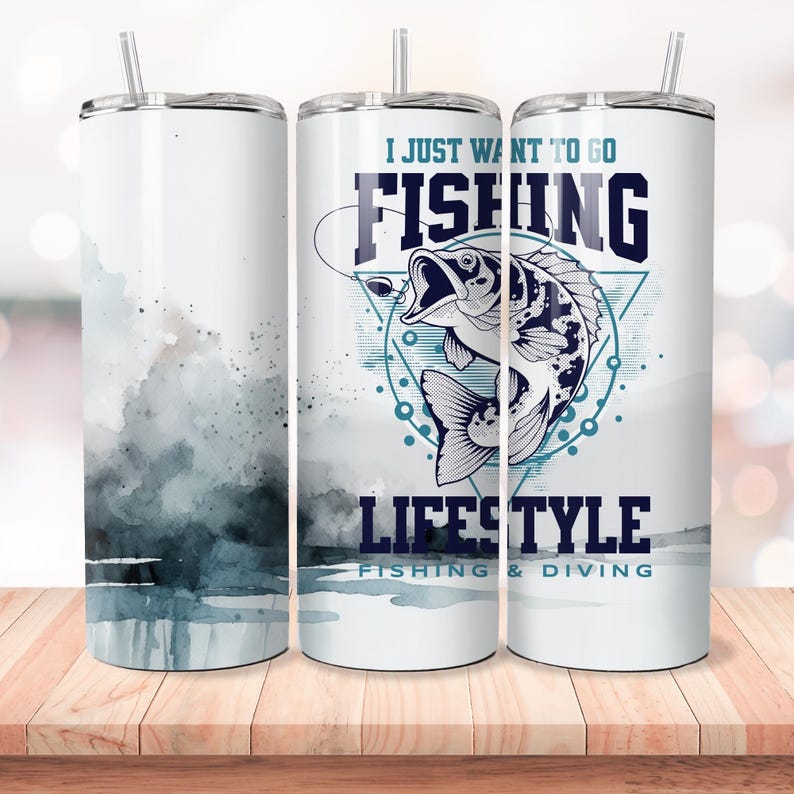 Pu&ograve; includere: Un bicchiere in acciaio inossidabile bianco con un design ad acquerello blu e grigio. Il bicchiere ha una cannuccia e dice "I Just Want To Go Fishing Lifestyle Fishing & Diving".