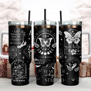 Puede incluir: Tres vasos de acero inoxidable negro con dise&ntilde;os blancos. Los vasos presentan citas inspiradoras, mariposas y fases lunares. Las citas incluyen "Deja que todo lo que hagas hoy sea suficiente", "Haz lo que amas" y "Comienza hoy Lo mejor est&aacute; por venir".