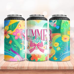 Pu&ograve; includere: Tre refrigeratori per lattine colorati con coperchi e basi neri. I refrigeratori presentano vivaci disegni floreali e tropicali con le parole "Summer Vibes" e un fiocco rosa. Lo sfondo &egrave; una superficie in legno.