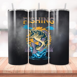 Pu&ograve; includere: Un bicchiere in acciaio inossidabile nero con una grafica di un pesce che salta fuori dall'acqua. Il bicchiere ha un coperchio e una cannuccia. Il testo "FISHING" &egrave; stampato sul bicchiere.