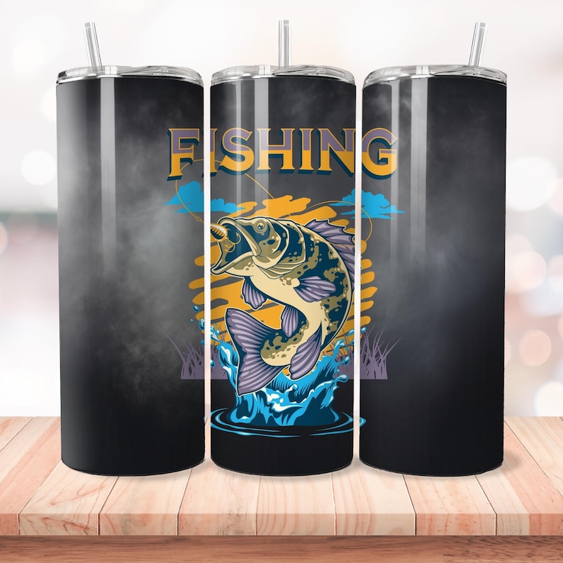 Pu&ograve; includere: Un bicchiere in acciaio inossidabile nero con una grafica di un pesce che salta fuori dall'acqua. Il bicchiere ha un coperchio e una cannuccia. Il testo "FISHING" &egrave; stampato sul bicchiere.