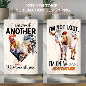 Può includere: Due asciugamani da cucina con frasi divertenti. Il primo asciugamano presenta un gallo e il testo "Sono sopravvissuto a un'altra Apocalisse delle stoviglie". Il secondo asciugamano presenta una mucca e il testo "Non sono perso, sono in un'avventura in cucina."