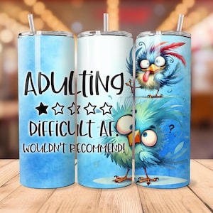 Puede incluir: Un vaso de acero inoxidable azul y blanco con un diseño divertido de pájaro de dibujos animados. El vaso tiene el texto "Adulting  **** Difficult AF. Wouldn't Recommend!" impreso en él.