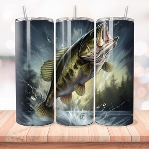 Pu&ograve; includere: Un bicchiere in acciaio inossidabile con una grafica di un black bass che salta fuori dall'acqua. Lo sfondo &egrave; blu scuro con spruzzi d'acqua bianchi.