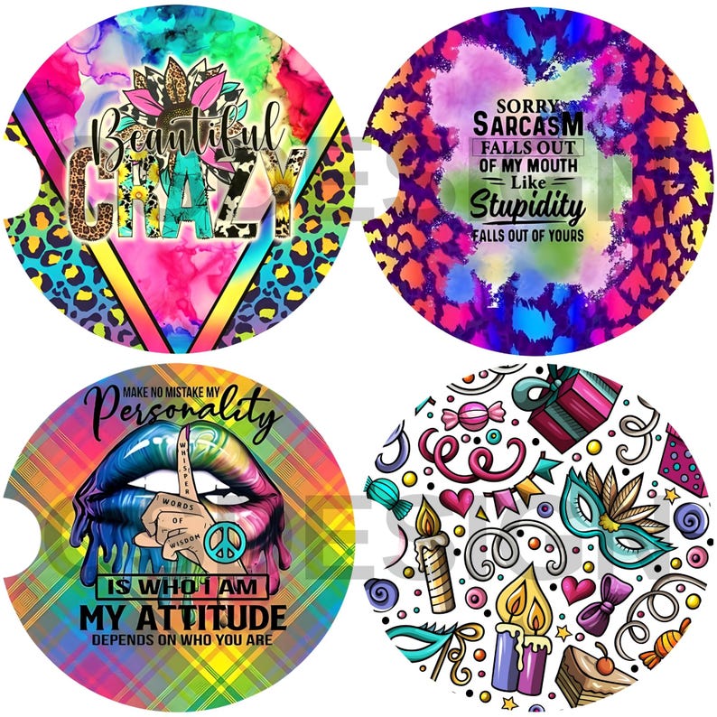 K&ouml;nnte beinhalten: Vier bunte runde Untersetzer mit verschiedenen Designs. Der erste Untersetzer hat einen rosa, blauen und gelben Hintergrund mit den Worten "Beautiful Crazy" in Schwarz. Der zweite Untersetzer hat einen lila, blauen und gelben Hintergrund mit den Worten "Sorry Sarcasm Falls Out Of My Mouth Like Stupidity Falls Out Of Yours". Der dritte Untersetzer hat einen regenbogenfarbenen karierten Hintergrund mit einem Lippenpaar und den Worten "Make No Mistake My Personality Is Who I Am My Attitude Depends On Who You Are". Der vierte Untersetzer hat einen wei&szlig;en Hintergrund mit einem bunten Muster aus S&uuml;&szlig;igkeiten, Herzen, Kerzen und Partymasken.