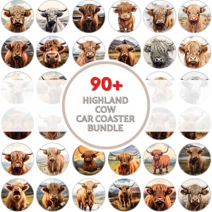 Può includere: Un set di oltre 90 sottobicchieri per auto Highland Cow. I sottobicchieri presentano una varietà di mucche Highland in diverse pose e ambientazioni. I sottobicchieri sono rotondi e hanno uno sfondo bianco.