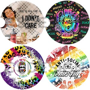 K&ouml;nnte beinhalten: Vier bunte runde Untersetzer mit verschiedenen Designs. Der erste Untersetzer zeigt eine Frau, die Kaffee trinkt, mit dem Text "This is my cup of I don't care". Der zweite Untersetzer hat einen schwarzen Hintergrund mit Regenbogentext, der "Be proud you are" sagt. Der dritte Untersetzer hat einen Regenbogenhintergrund mit schwarzem Text, der "A little hippie a little hood" sagt. Der vierte Untersetzer hat einen Regenbogenhintergrund mit schwarzem Text, der "Anti-social butterfly" sagt.