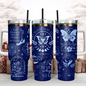 Puede incluir: Tres vasos de acero inoxidable azules con citas motivacionales y dise&ntilde;os de mariposas. Las citas incluyen "Deja que todo lo que hagas hoy sea suficiente", "Haz lo que amas" y "Comienza hoy".