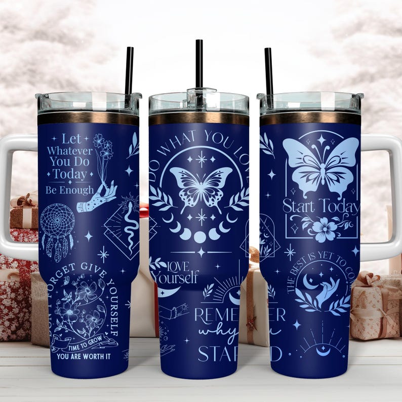 Puede incluir: Tres vasos de acero inoxidable azules con citas motivacionales y dise&ntilde;os de mariposas. Las citas incluyen "Deja que todo lo que hagas hoy sea suficiente", "Haz lo que amas" y "Comienza hoy".