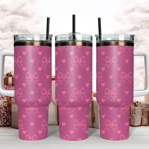 Pu&ograve; includere: Tre bicchieri in acciaio inossidabile rosa con un motivo a fiocco e cuore rosa e bianco. I bicchieri hanno coperchi e cannucce.