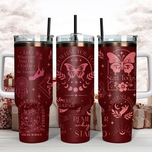 Puede incluir: Tres vasos de acero inoxidable con base burdeos y dise&ntilde;os rosas. Los vasos presentan varias citas inspiradoras e im&aacute;genes de mariposas, lunas y estrellas. Las citas incluyen "Deja que todo lo que hagas hoy sea suficiente", "Haz lo que amas", "Comienza hoy", "Qui&eacute;rete a ti mismo", "Recuerda por qu&eacute; empezaste", y "Lo mejor est&aacute; por venir".