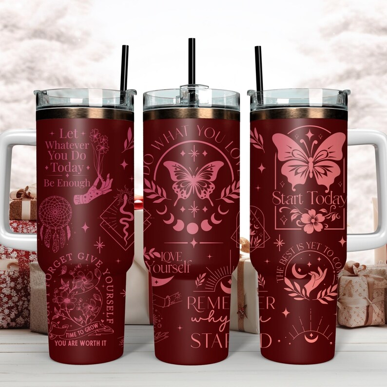 Puede incluir: Tres vasos de acero inoxidable con base burdeos y dise&ntilde;os rosas. Los vasos presentan varias citas inspiradoras e im&aacute;genes de mariposas, lunas y estrellas. Las citas incluyen "Deja que todo lo que hagas hoy sea suficiente", "Haz lo que amas", "Comienza hoy", "Qui&eacute;rete a ti mismo", "Recuerda por qu&eacute; empezaste", y "Lo mejor est&aacute; por venir".