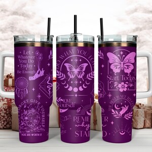 Puede incluir: Tres vasos de acero inoxidable de color morado con frases motivacionales y dise&ntilde;os de mariposas. Las frases incluyen "Haz lo que amas", "Comienza hoy" y "Recuerda por qu&eacute; empezaste".
