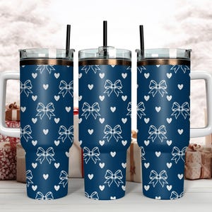Pu&ograve; includere: Tre bicchieri in acciaio inossidabile con un motivo blu navy e bianco a forma di cuori e fiocchi. I bicchieri hanno un coperchio dorato e una cannuccia.