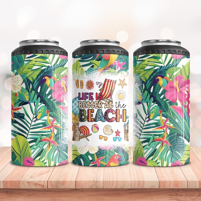 Pu&ograve; includere: Tre isolanti per bevande con un design tropicale. Il design include foglie verdi vibranti, fiori rosa e uccelli colorati. L'isolante centrale presenta il testo "LIFE IS BETTER AT THE BEACH" con illustrazioni a tema spiaggia.