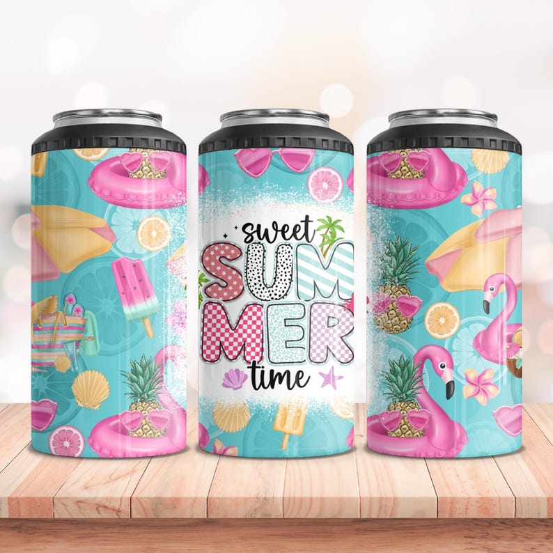 Pu&ograve; includere: Tre isolanti per bevande con parte superiore nera e sfondo turchese. Il design include fenicotteri rosa, occhiali da sole, ananas e le parole "sweet summer time". Altri elementi includono un anello gonfiabile rosa, gelato e conchiglie.