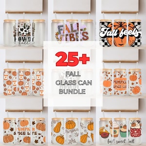 Può includere: Una collezione di oltre 25 design di lattine di vetro a tema autunnale. I design presentano zucche, zucche, foglie e altre immagini autunnali. Il testo "25+ Fall Glass Can Bundle" è visualizzato al centro dell'immagine.