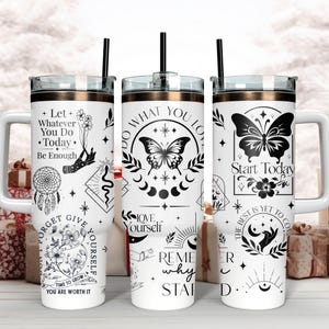 Puede incluir: Tres vasos de acero inoxidable blanco con dise&ntilde;os negros. Los vasos presentan citas inspiradoras e ilustraciones de mariposas, estrellas, lunas y flores. Las citas incluyen "Haz lo que amas", "Deja que todo lo que hagas hoy sea suficiente", y "Comienza hoy. Lo mejor est&aacute; por venir."
